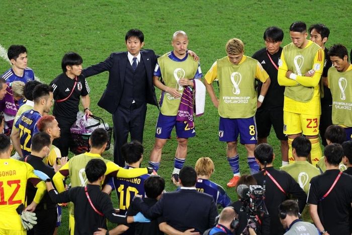 HLV Hajime Moriyasu đã tổ chức họp đội ngay trên sân. Ông thực hiện nhiều cử chỉ mang tính thúc đẩy học trò, kêu gọi các cầu thủ mạnh mẽ vượt qua thất bại.