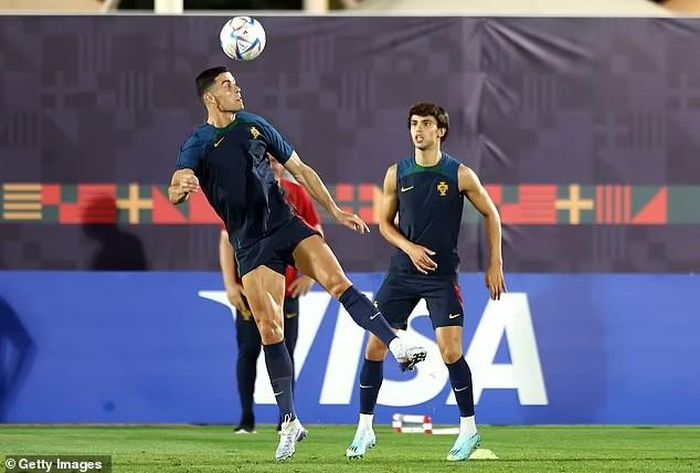 Ronaldo nhảy lên đánh đầu trong buổi tập trước trận đấu loại trực tiếp của Bồ Đào Nha với Thụy Sĩ. Ảnh: Getty Images