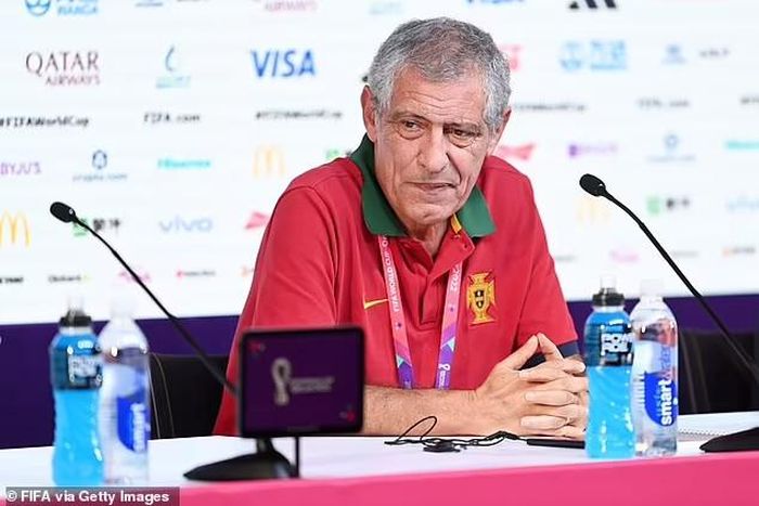 Santos bộc lộ sự khó chịu với Ronaldo trước trận đấu với Thụy Sĩ ở vòng 16 đội. Ảnh: FIFA