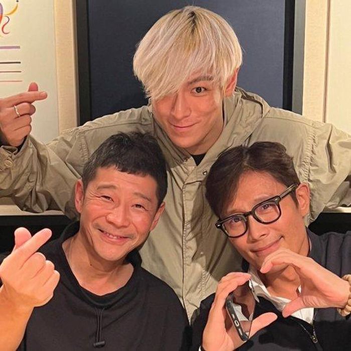 T.O.P, Yusaku Maezawa và Lee Byung Hun (bìa phải)