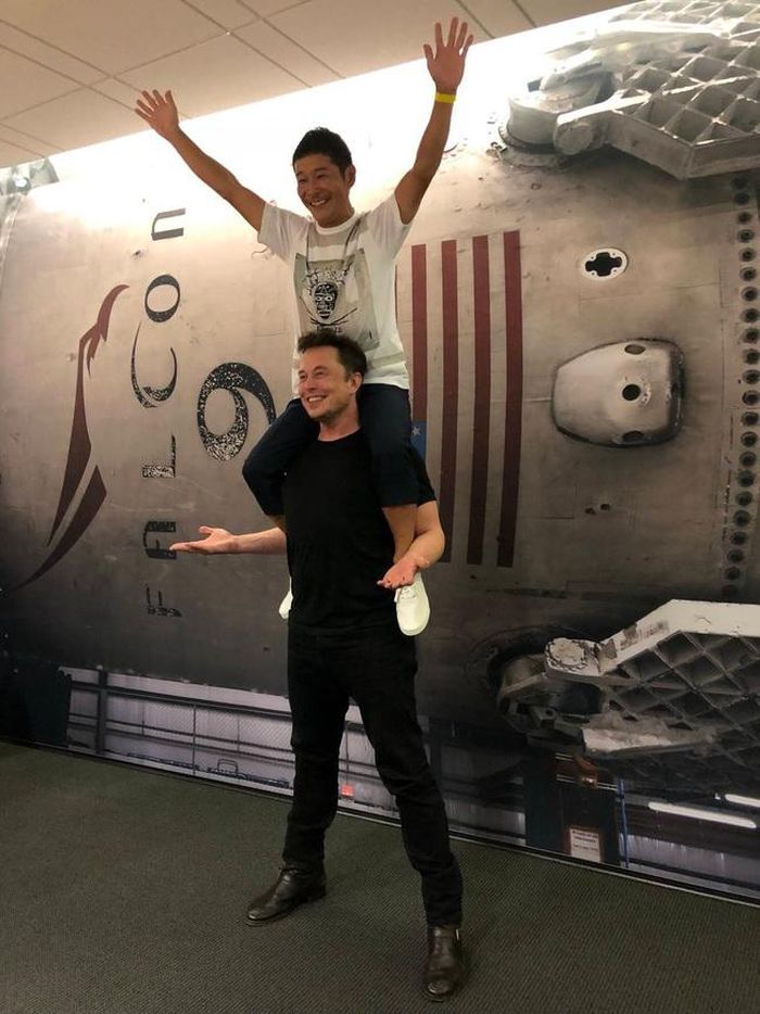 Yusaku Maezawa và Elon Musk (dưới)