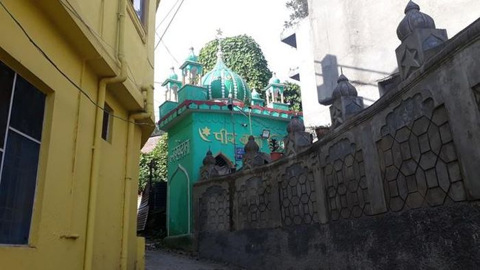Nhà niệm đạo Hồi trong khu dân cư đạo Hindu