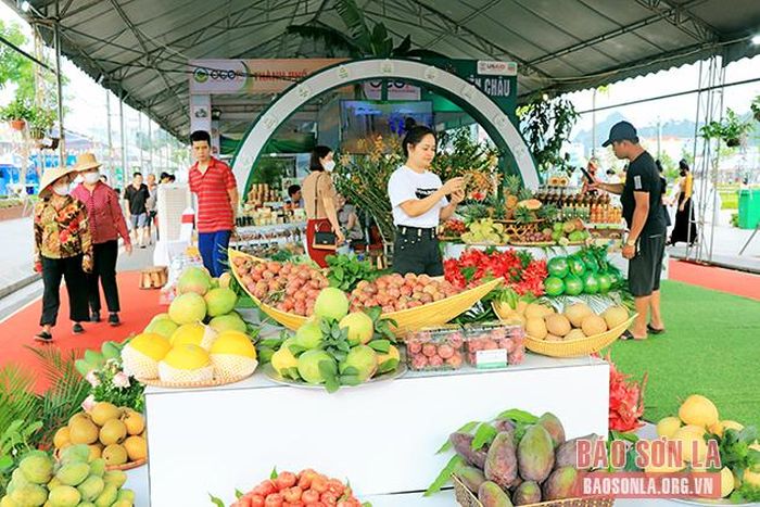 Xoài và nông sản Sơn La trưng bày tại Festival trái cây và sản phẩm OCOP Việt Nam - Ảnh: Báo Sơn La