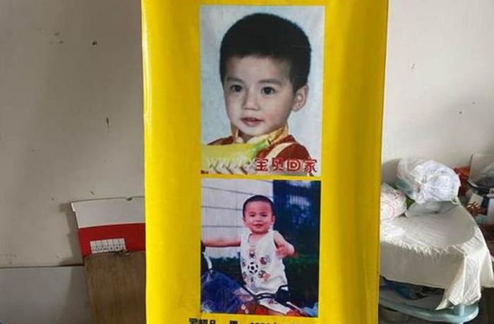 Trong căn phòng tuềnh toàng của ông La đầy ắp những hình ảnh cậu con trai nhỏ.