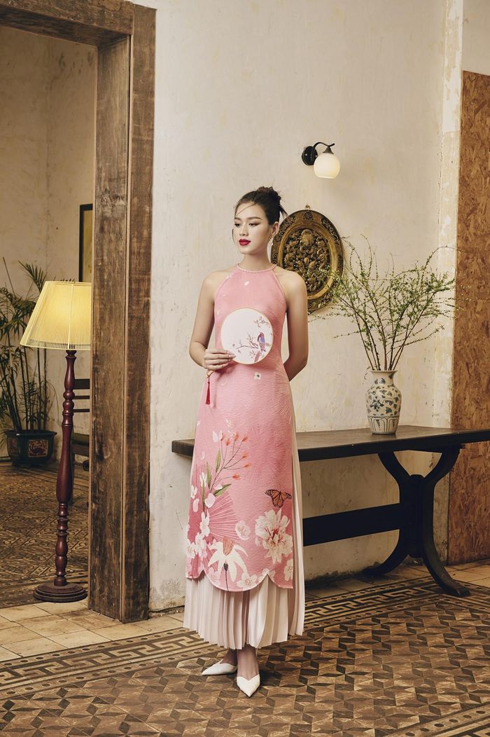 Đỗ Thị Hà dịu dàng toát lên được thần thái sang chảnh trong tà áo dài cách tân.