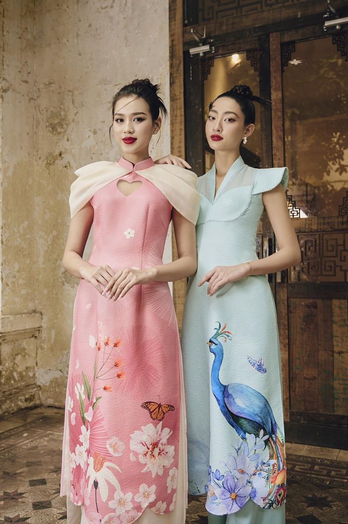 Họa tiết chim muông, hoa lá trong văn hóa Á Đông được thổi hồn với mong muốn lưu giữ vẻ đẹp truyền thống của Áo dài Tết. Với sự tỉ mỉ trong từng đường may, cách đính kết tinh tế đã giúp các họa tiết trở nên nổi bật, tạo hiệu ứng thị giác độc đáo và chiều sâu cho tà áo dài.