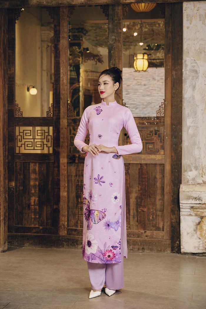 Không cần rườm rà, những bộ áo dài sắc màu tươi sáng và họa tiết ấn tượng cũng đủ giúp hai người đẹp hòa mình vào không khí Tết cổ truyền thêm rộn ràng, tươi vui.