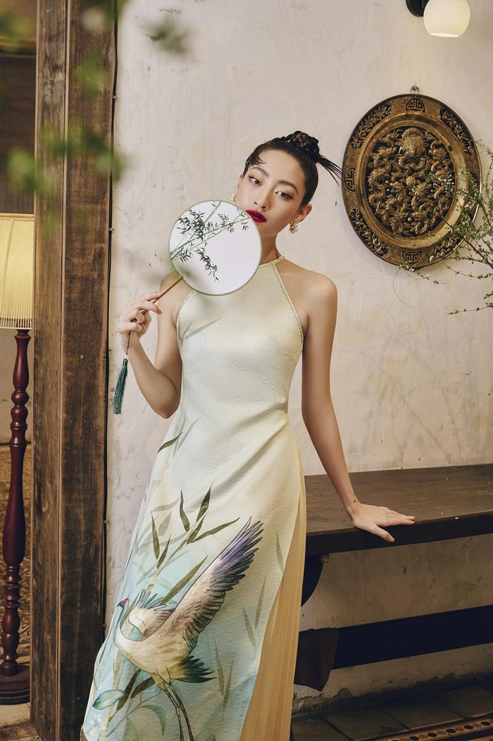 Lương Thùy Linh cá tính, sắc sảo trong trong tà áo dài có họa tiết chim hạc.