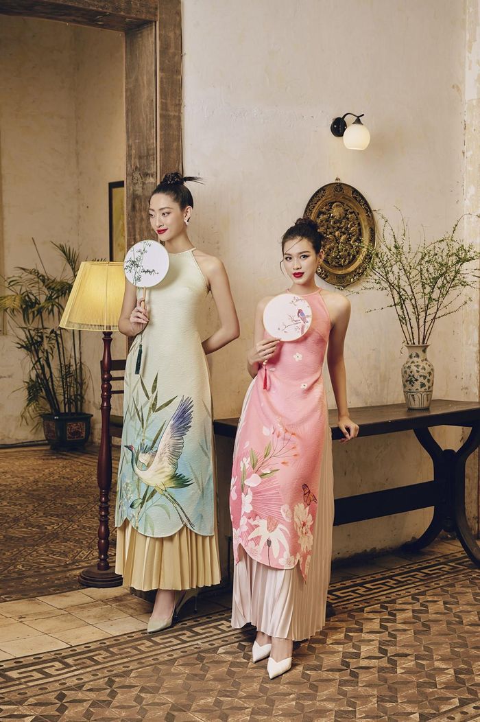Khoác trên mình tà áo dài với họa tiết chim muông, hoa hậu Lương Thùy Linh và Đỗ Thị Hà đều toát lên vẻ sang trọng vẫn nữ tính.