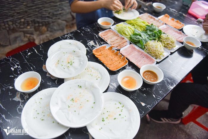 Ở đây, mỗi đĩa bánh có giá 2.000 đồng, thực khách ăn bao nhiêu, tính tiền bấy nhiêu. Mỗi phần nhân ăn kèm là 19.000 đồng/đĩa, rau 12.000 đồng/đĩa. Quán mở từ 8h đến 21h (Ảnh: Linh Trang)