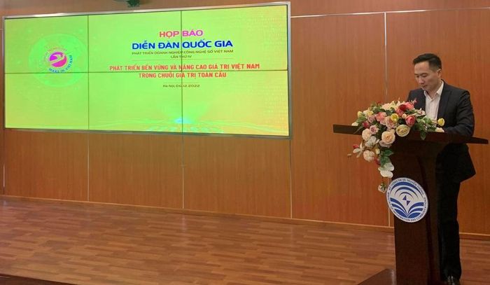 Ông Nguyễn Thiện Nghĩa -Phó Cục trưởng phụ trách Cục Công nghiệp Công nghệ thông tin và Truyền thông (Bộ Thông tin và Truyền thông) phát biểu tại buổi họp báo. Ảnh: Hằng Trần 