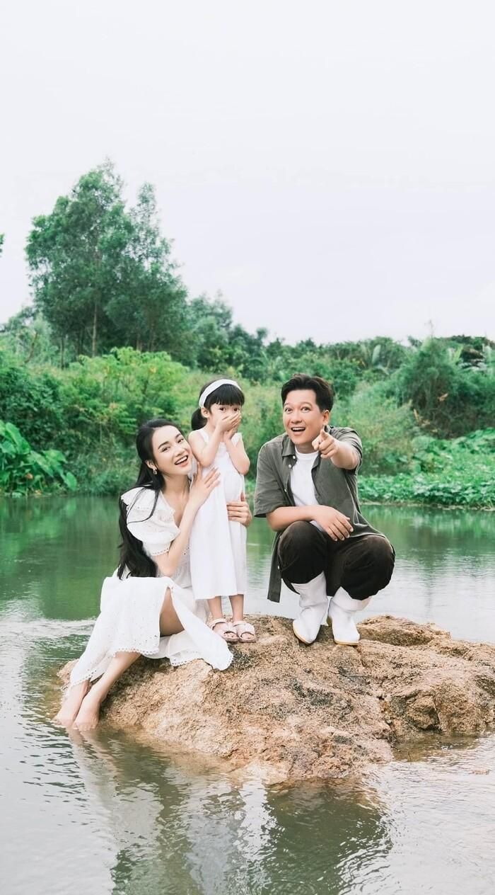 Khoảnh khắc đầy ngọt ngào của gia đình nữ diễn viên. Vợ chồng cô luôn cố gắng bảo vệ diện mạo của con gái đầu lòng