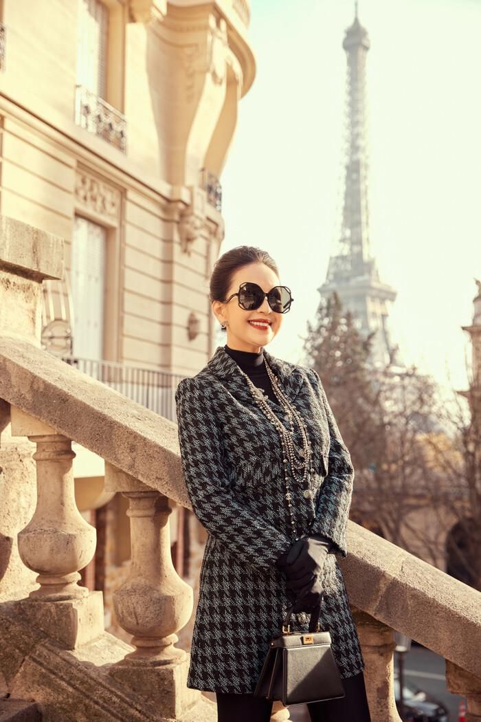 Được biết trong chuyến du lịch này, nữ diễn viên Diễm My đã lựa chọn những thiết kế từ thương hiệu SIXDO của NTK Đỗ Mạnh Cường.