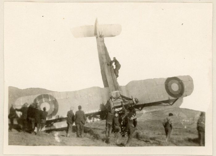 Một chiếc máy bay hạ cánh ngoài bãi đáp khi tham gia cuộc đua vào năm 1919. Ảnh: National Archives. 