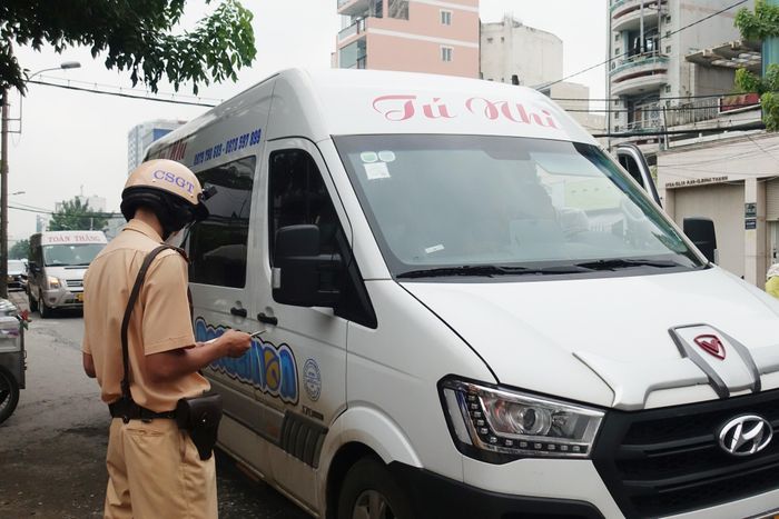 Một xe khách bị CSGT Hàng Xanh xử phạt trên quốc lộ 13. Ảnh: A.H.