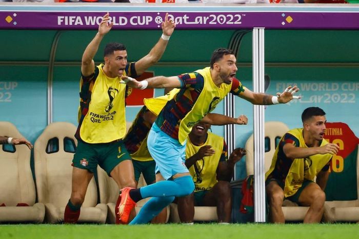 Ronaldo ăn mừng khi đồng đội ghi bàn. 