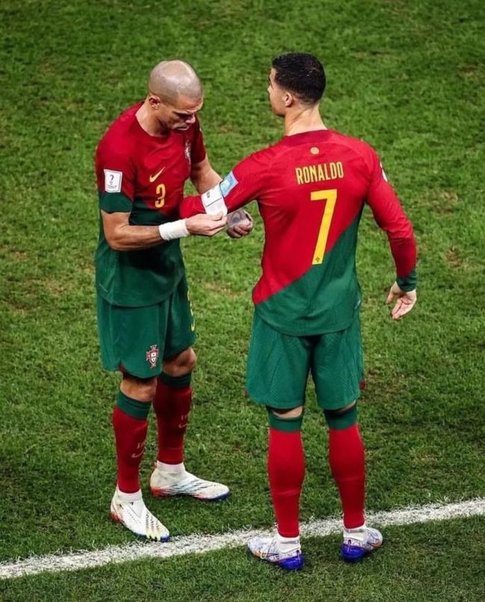 Ronaldo được tung vào sân khi đội bóng của anh đã dẫn trước Thụy Sĩ 5-1. Pepe trao lại tấm băng đội trưởng cho người đồng đội của mình