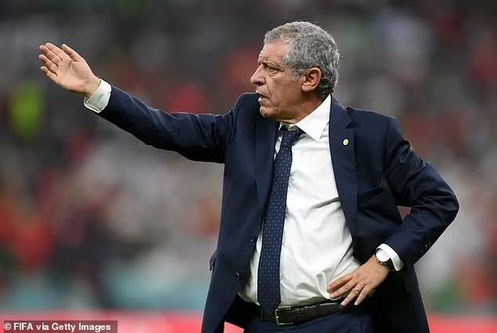 HLV Fernando Santos đã mất kiên nhẫn với ngôi sao của mình sau khi bảo vệ anh trong những năm gần đây. Ảnh: FIFA