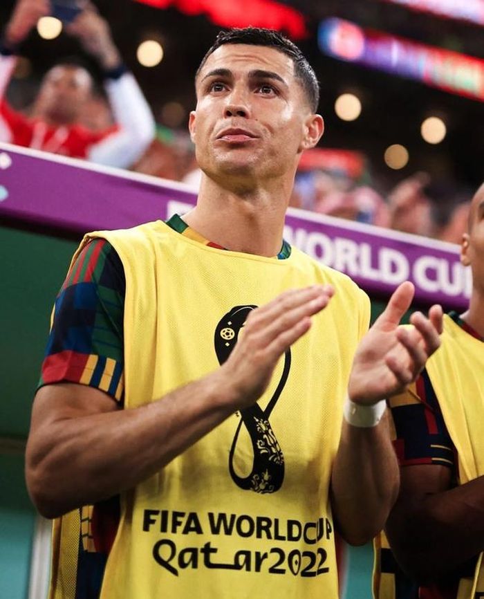 Camera hướng về Ronaldo khi quốc ca Bồ Đào Nha vang lên trong trận đấu gặp Thụy Sĩ
