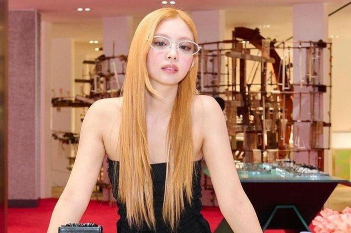 Jennie gây sốt với mái tóc màu cam đầu năm nay