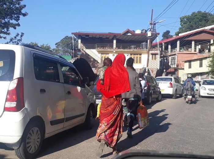 Một gia đình người Dalits đi làm buổi sáng