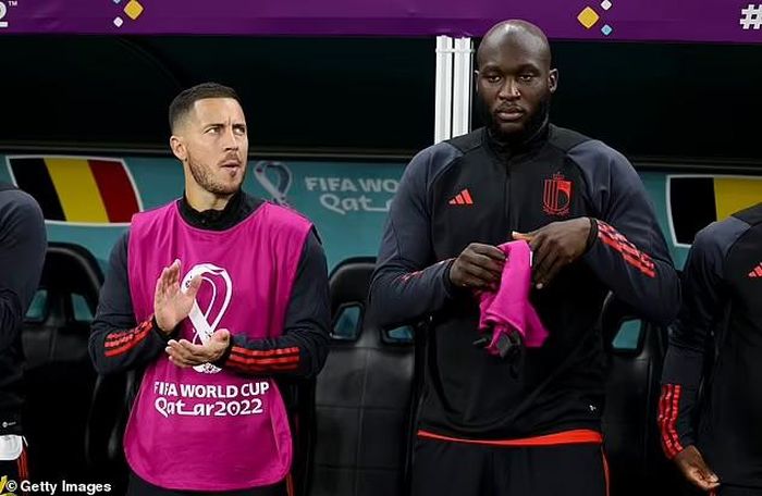 Hazard (bên trái) ngồi dự bị trong trận đấu mà tuyển Bỉ buộc phải thắng trước Croatia. Ảnh: Getty Images