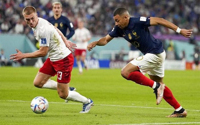 Mbappe (bên phải) lập cú đúp giúp Pháp thắng Đan Mạch ở vòng bảng.