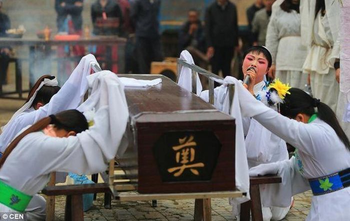 Ngoài việc phải nhập tâm, gào khóc cho bi thương, người khóc thuê còn đối mặt với một số nguy cơ về sức khỏe như khản giọng, đay mắt...Ảnh: CEN