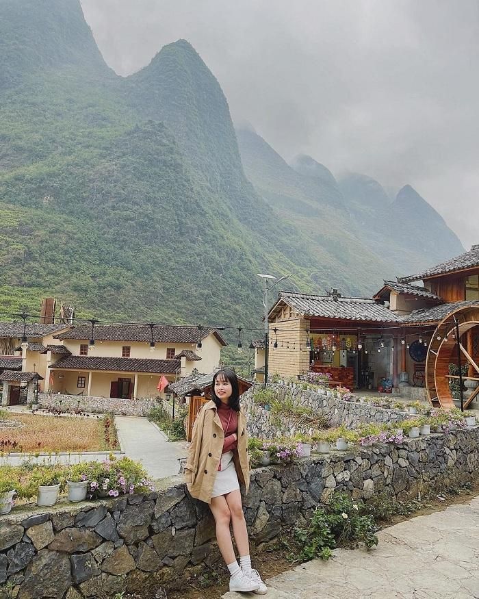 Nơi đây như một bức tranh vẽ núi rừng hùng vĩ với những cánh đồng tam giác mạch mộng mơ tạo nên một khung cảnh thực sự yên lành, dễ chịu.