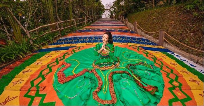 Không chỉ đơn giản là mang trên mình những màu sắc độc đáo, con đường còn chứa đựng những nét đặc sắc của đồng bào dân tộc vùng cao, được nhiều bạn trẻ check in. Ảnh: Tổng hợp