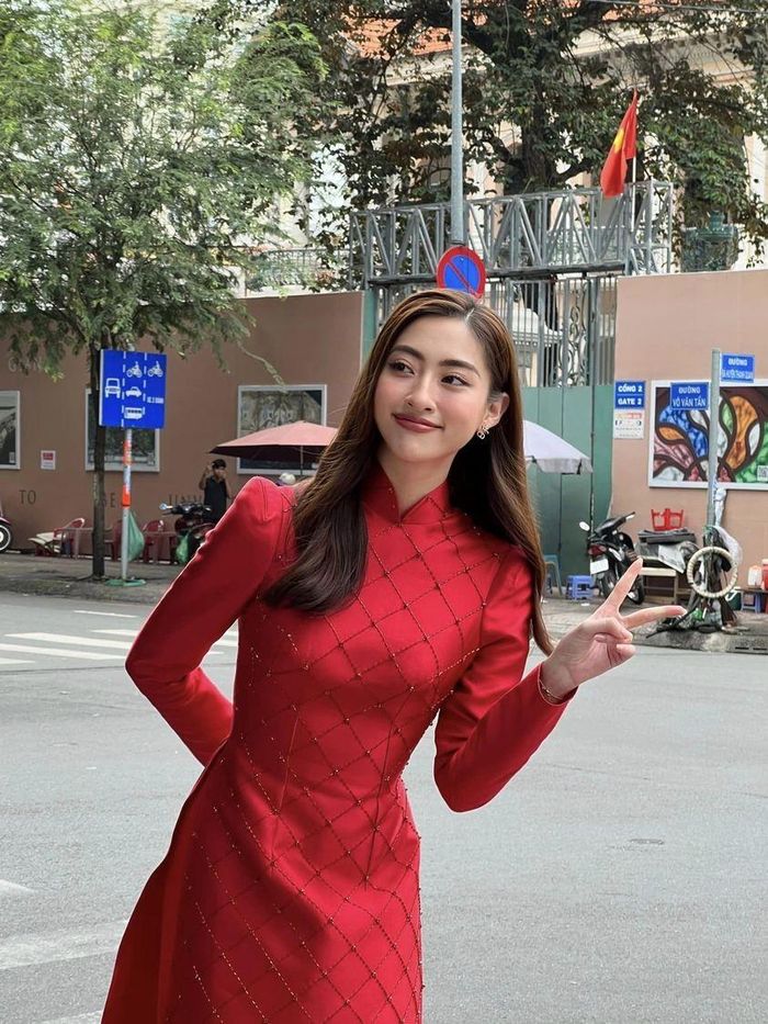 Lương Thùy Linh tạo dáng xì tin.