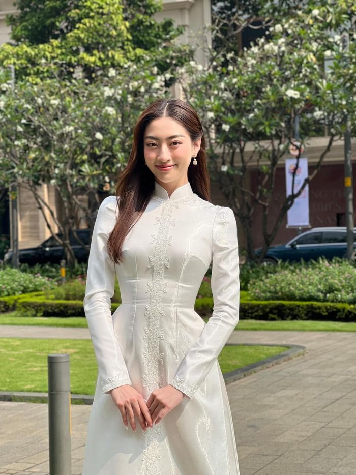 Hoa hậu Lương Thùy Linh trong sáng với áo dài trắng cách tân.