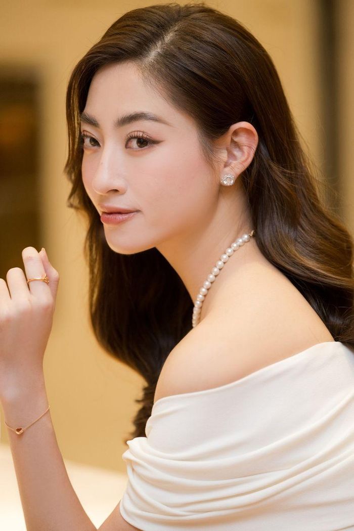 Hoa hậu cực quyến rũ với đầm trễ vai.