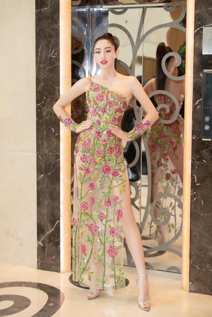 Cô tỏa sáng với chiếc đầm hở vai này.
