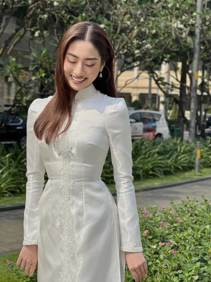 Nàng hậu nở nụ cười tươi tắn.