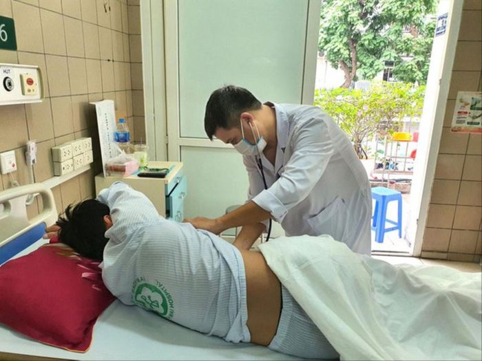 Bệnh nhân trẻ ngộ độc chất gây nghiện điều trị tại Bệnh viện Bạch Mai