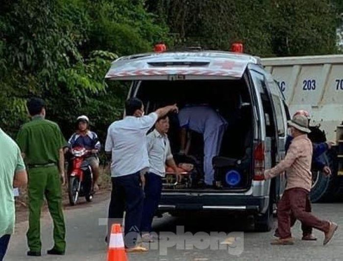 Nạn nhân được đưa lên xe cứu thương