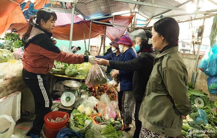 Nhiều người tiêu dùng sửng sốt khi giá rau tăng đột biến. Ảnh: Thanh Phúc