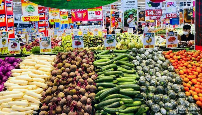 Ở các siêu thị, lượng rau ăn lá cũng hạn chế nhập về, trên các kệ hàng chủ yếu là củ quả. So với trước, giá cũng tăng thêm 30-50%. Ảnh: Thanh Phúc