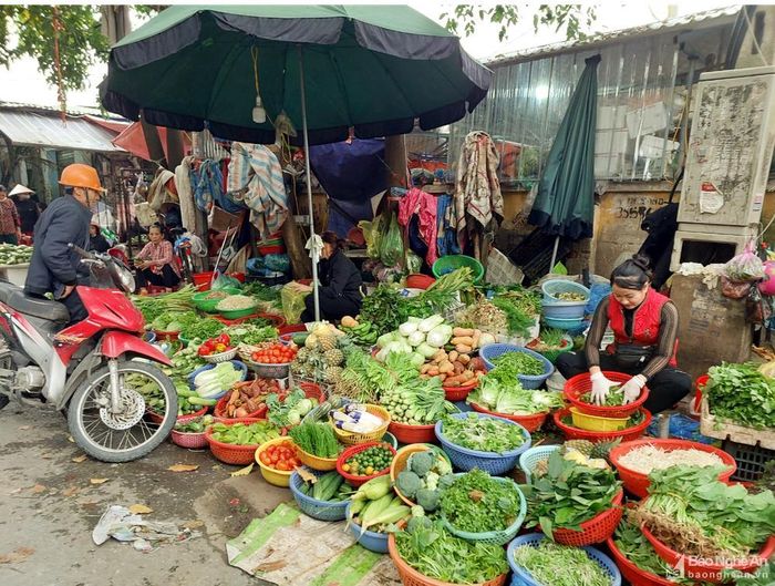 Rau tăng giá, không chỉ người mua chật vật mà người bán cũng khó xoay trở. Ảnh: Thanh Phúc