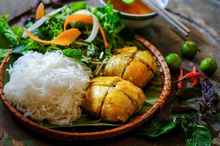 Cách gói nem này cũng vô cùng độc đáo, gói theo hình vuông, do đó món ăn còn có tên là nem vuông cua bể, nem vuông hay nem vuông hải sản (Ảnh: Sưu tầm)