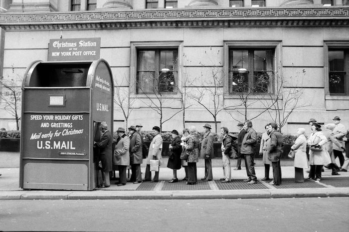  Năm 1976, người dân New York xếp hàng tại một trạm Bưu điện được dựng lên để xử lý các món quà và thư trong dịp Giáng sinh. Ảnh: D. Gorton/The New York Times. 