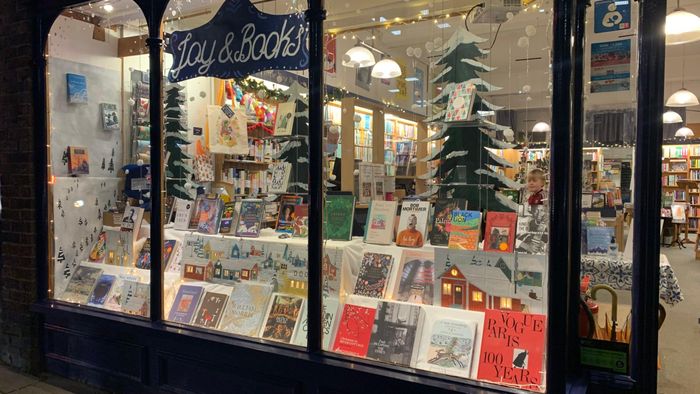  Mùa Giáng sinh cũng là dịp để các nhà sách thu hút độc giả đến mua sách. Ảnh: Sevenoaks Bookshop. 