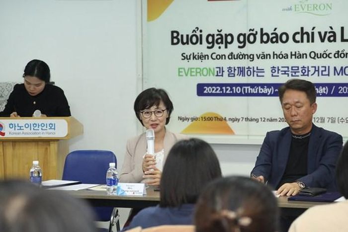 Bà Chang Eun Sook, Chủ tịch Hiệp hội người Hàn tại Hà Nội, phát biểu
