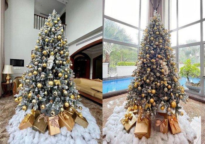 Cây thông cao hơn 3m được trang trí hơn 500 hạt châu ấp lánh với tông màu vàng trắng chủ đạo