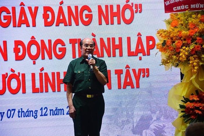 CCB.TS Nguyễn Minh Vỹ trong buổi ra mắt sách ảnh "Phút giây đáng nhớ"
