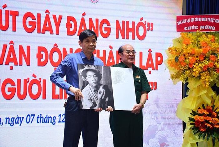 Cựu chiến binh Nguyễn Minh Vỹ tặng bức ảnh liệt sĩ Phạm Văn Cao do ông chụp tại chiến trường Quảng Trị đến thân nhân liệt sĩ