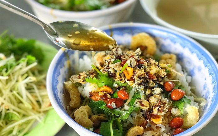Cơm hến được xem là món ăn đặc sản Huế nhất định phải thử