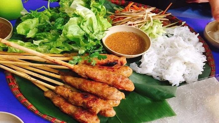 Nem lụi cũng được xem là đặc sản không thể bỏ qua khi đến với cố đô.