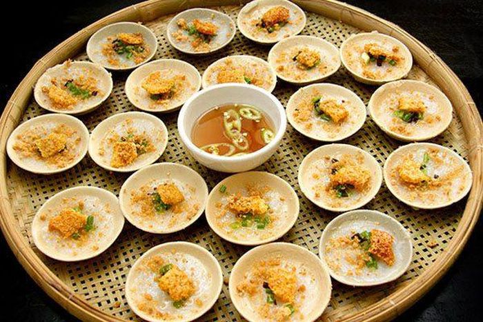 Bánh bèo là món đặc sản xứ Huế mang hương vị khó quên.